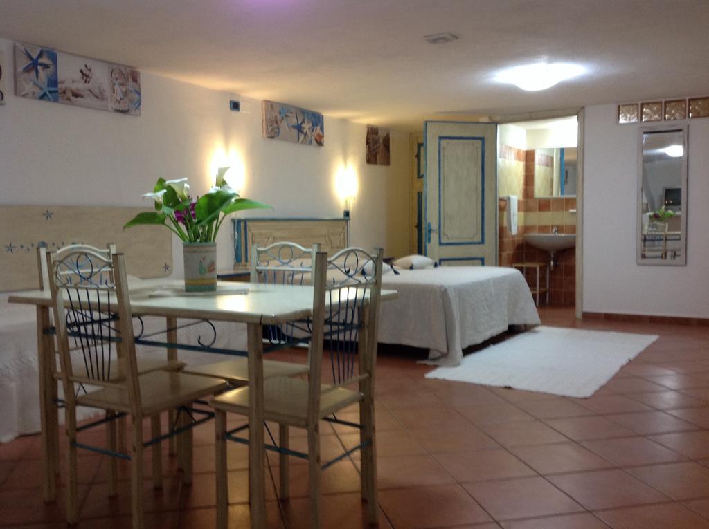 Addisora Appartamenti Cala Liberotto Habitación foto